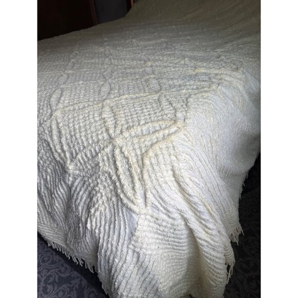 VTG Yellow Cream Chenille Full/ Queen Bedspread 97x98 Fringe Textured Diamond Pa - Picture 3 of 6